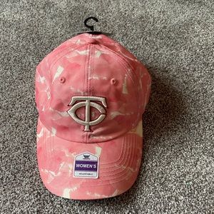 Pink Minnesota Twins Beanie Men's Minnesota Twins New Era Blue
